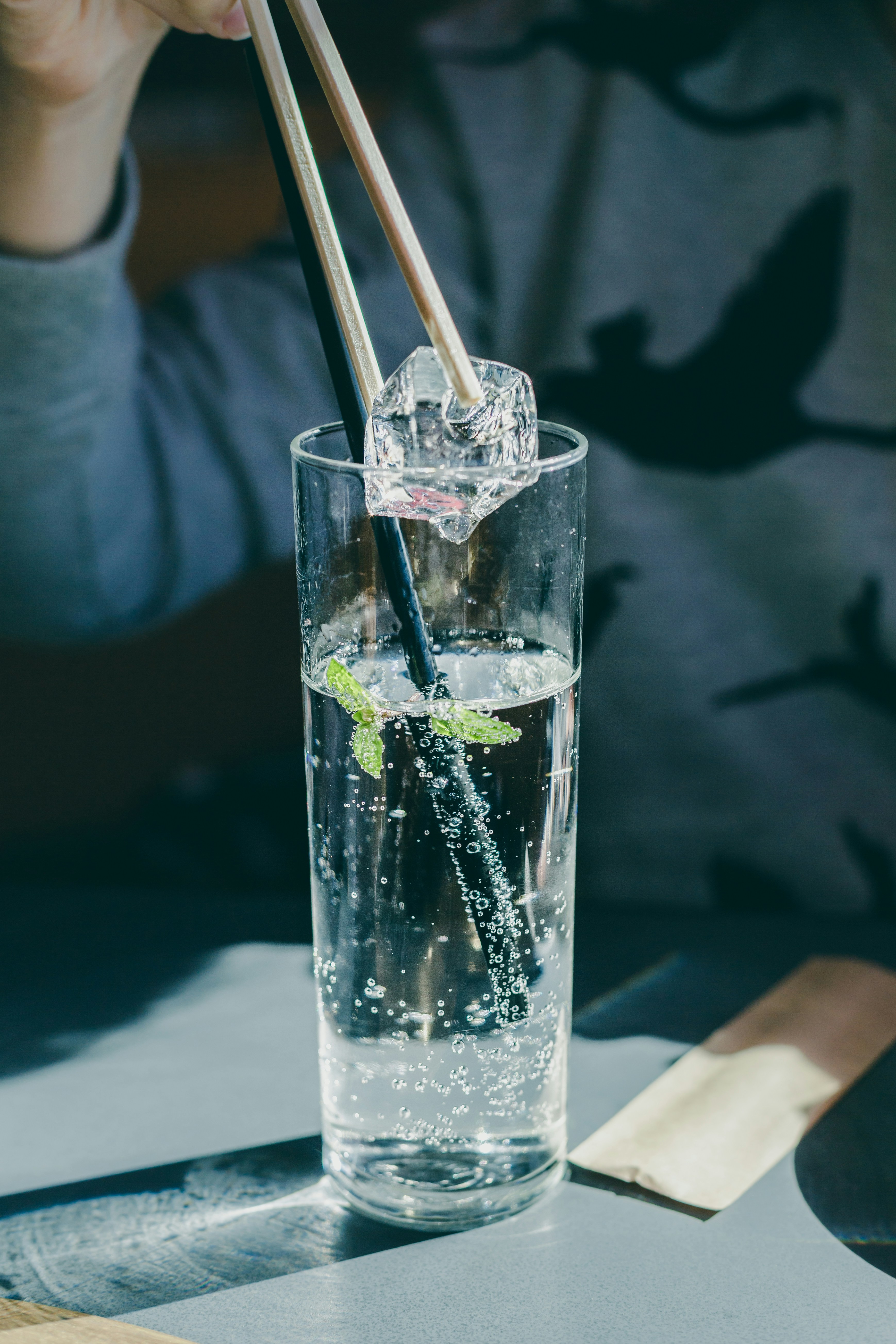 Verre d'eau pétillante au restaurant